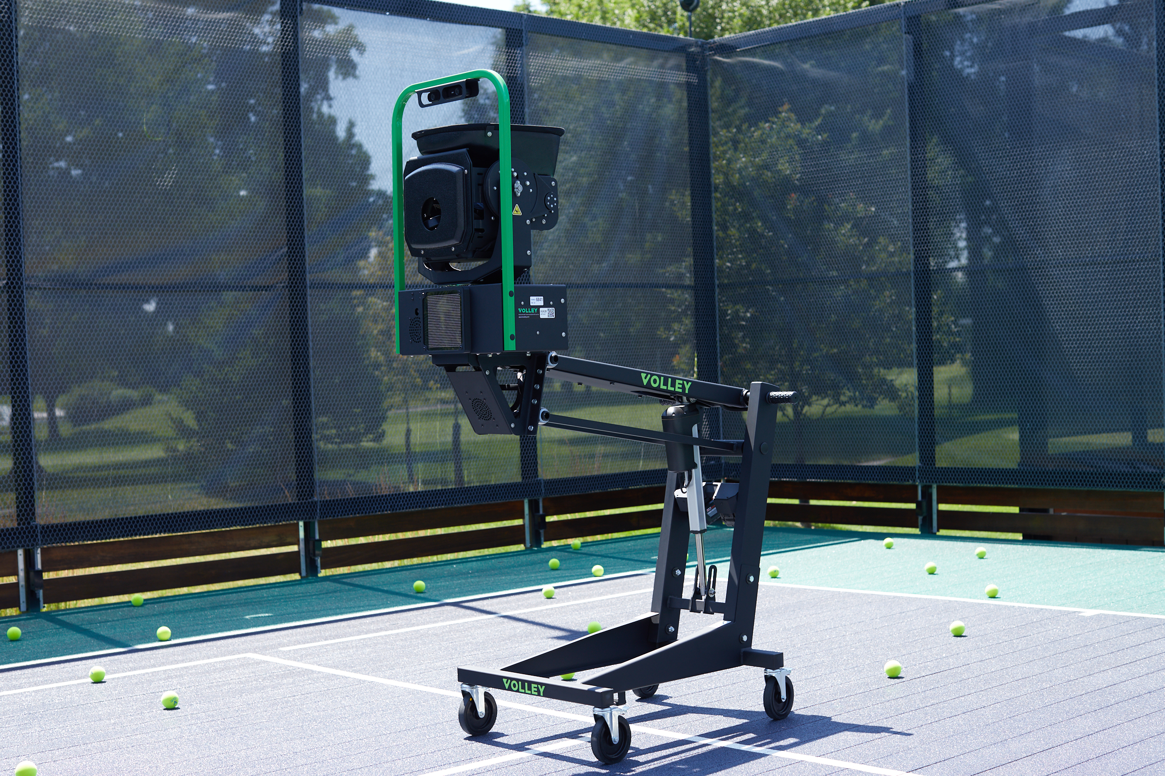Volley Trainer on platform tennis court